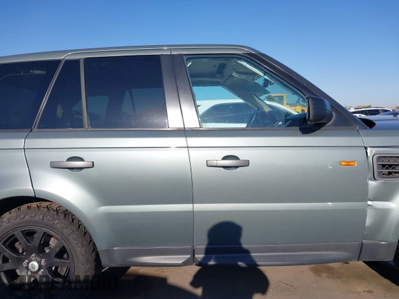 2007 Land Rover Range Rover Sport HSE z VIN SALSK25487A994145, wystawiony jako IAAI lot #41987911 z przebiegiem 217 595 mil mil oraz . Historia ofert i sprzedaży dostępna na DreamBid. Obrazek 14.