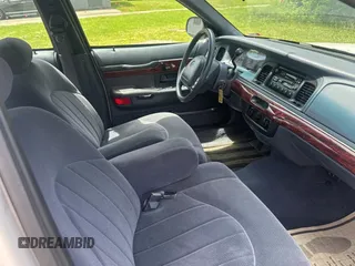 2000 Mercury Grand Marquis GS z VIN 2MEFM74W2YX675365, wystawiony jako Copart lot #58024375 z przebiegiem 35 499 mil mil oraz Czysty tytuł • Clean title. Historia ofert i sprzedaży dostępna na DreamBid. Obrazek 5.