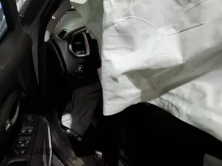 2021 Jeep Renegade Latitude z VIN ZACNJCBB5MPM22314, wystawiony jako Copart lot #52148495 z przebiegiem Nie podano mil oraz Szkoda całkowita • Salvage title. Historia ofert i sprzedaży dostępna na DreamBid. Obrazek 8.