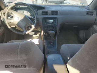 1999 Toyota Camry LE z VIN JT2BG22K0X0295893, wystawiony jako Copart lot #56183655 z przebiegiem 327 172 mil mil oraz Szkoda całkowita • Salvage title. Historia ofert i sprzedaży dostępna na DreamBid. Obrazek 8.