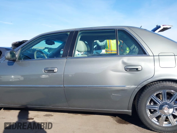 2008 Cadillac DTS 1SA z VIN 1G6KD57Y08U186328, wystawiony jako IAAI lot #41618974 z przebiegiem 71 920 mil mil oraz . Historia ofert i sprzedaży dostępna na DreamBid. Obrazek 14.