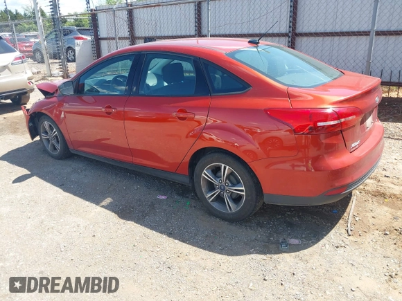 2018 Ford Focus SE z VIN 1FADP3F26JL321831, wystawiony jako IAAI lot #42085951 z przebiegiem 87 729 mil mil oraz . Historia ofert i sprzedaży dostępna na DreamBid. Obrazek 3.
