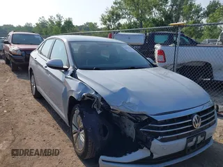 2019 Volkswagen Jetta S z VIN 3VWC57BU8KM075405, wystawiony jako IAAI lot #42412088 z przebiegiem 61 493 mil mil oraz . Historia ofert i sprzedaży dostępna na DreamBid. Obrazek 1.