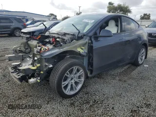 2024 Tesla Model Y с VIN 7SAYGDED9RF092955, выставлен на аукционе Copart как лот 51114245 с пробегом 6 385 миль миль и Списание • Salvage title. История ставок и продаж доступна на DreamBid. Изображение 1.