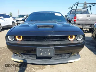2019 Dodge Challenger R/T Scat Pack z VIN 2C3CDZFJ9KH556896, wystawiony jako IAAI lot #41892608 z przebiegiem 60 747 mil mil oraz . Historia ofert i sprzedaży dostępna na DreamBid. Obrazek 12.