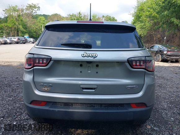 2018 Jeep Compass Latitude with VIN 3C4NJDBB8JT434339, listed as a IAAI auction lot 42404248 with 131,295 mi miles and . Bid and sale history available at DreamBid. Image 17.