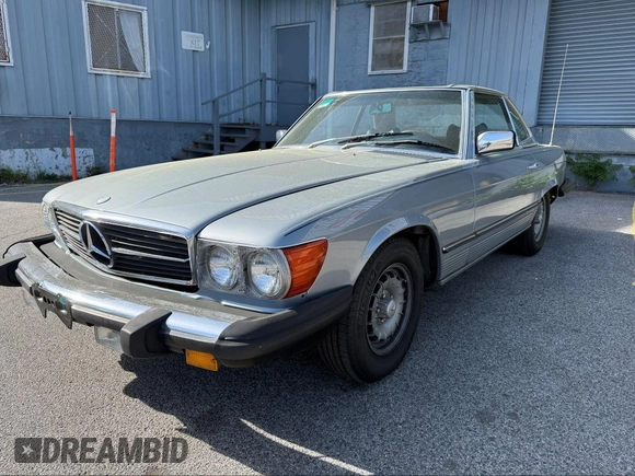 1981 Mercedes-Benz 380 SL z VIN WDBBA45A0BB007602, wystawiony jako IAAI lot #42175344 z przebiegiem 96 861 mil mil oraz . Historia ofert i sprzedaży dostępna na DreamBid. Obrazek 2.