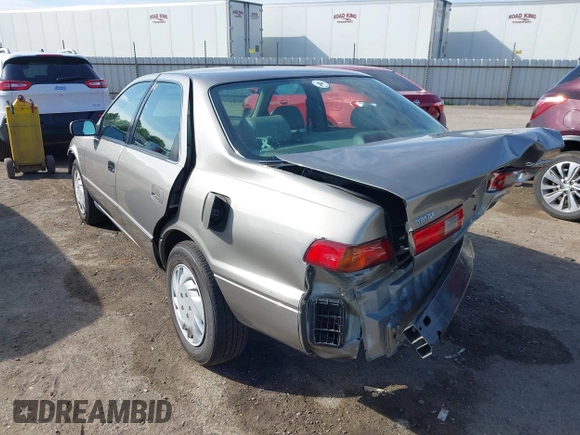 1997 Toyota Camry LE z VIN 4T1BF22K1VU025776, wystawiony jako IAAI lot #42270137 z przebiegiem 168 299 mil mil oraz . Historia ofert i sprzedaży dostępna na DreamBid. Obrazek 3.