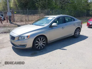 2015 Volvo S60 T5 Drive-E Premier z VIN YV126MFB8F2302747, wystawiony jako IAAI lot #42247878 z przebiegiem 95 591 mil mil oraz . Historia ofert i sprzedaży dostępna na DreamBid. Obrazek 2.