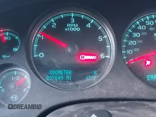 2009 Chevrolet Suburban LS z VIN 1GNFC16029R200974, wystawiony jako IAAI lot #41370873 z przebiegiem 207 649 mil mil oraz . Historia ofert i sprzedaży dostępna na DreamBid. Obrazek 7.