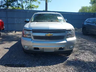 2013 Chevrolet Suburban LT с VIN 1GNSKJE7XDR103661, выставлен на аукционе IAAI как лот 42789275 с пробегом 181 234 миль миль и . История ставок и продаж доступна на DreamBid. Изображение 12.
