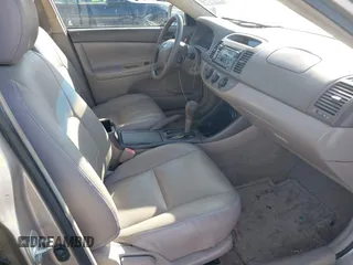 2002 Toyota Camry XLE z VIN 4T1BF32KX2U034414, wystawiony jako IAAI lot #42281225 z przebiegiem 141 434 mil mil oraz . Historia ofert i sprzedaży dostępna na DreamBid. Obrazek 5.