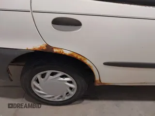 1996 Geo Metro z VIN 2C1MR529XT6777469, wystawiony jako IAAI lot #41392706 z przebiegiem 353 287 mil mil oraz . Historia ofert i sprzedaży dostępna na DreamBid. Obrazek 6.