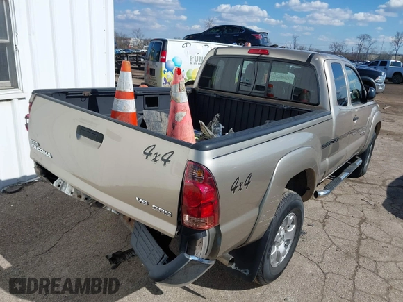2006 Toyota Tacoma with VIN 5TEUU42NX6Z154875, listed as a IAAI auction lot 41523003 with 33,168 mi miles. Bid and sale history available at carsss.com. Image 4.