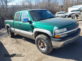 2000 Chevrolet Silverado 2500 LT with VIN 1GCGK29U9YE375586, listed as a IAAI auction lot 41871108 with 233,960 mi miles. Bid and sale history available at carsss.com. Image 1.