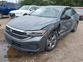 2024 Volkswagen Jetta SE z VIN 3VW7M7BU9RM011999, wystawiony jako IAAI lot #42697218 z przebiegiem 47 078 mil mil oraz . Historia ofert i sprzedaży dostępna na DreamBid. Obrazek 2.