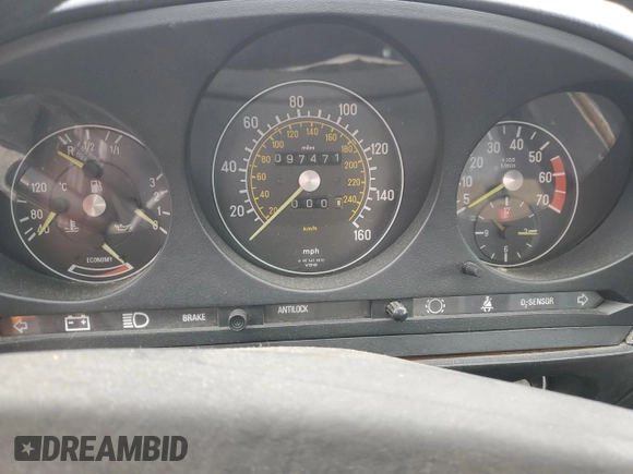 1985 Mercedes-Benz 380 z VIN WDBBA45C3FA030353, wystawiony jako Copart lot #48373455 z przebiegiem 97 471 mil mil oraz Nie do naprawy • Non repairable. Historia ofert i sprzedaży dostępna na DreamBid. Obrazek 9.