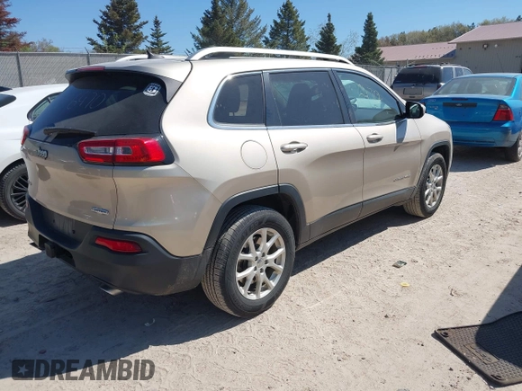 2014 Jeep Cherokee Latitude z VIN 1C4PJMCS3EW197492, wystawiony jako IAAI lot #42216470 z przebiegiem 125 156 mil mil oraz . Historia ofert i sprzedaży dostępna na DreamBid. Obrazek 4.