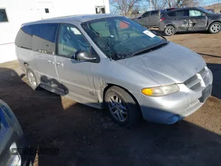 2000 Dodge Caravan SE with VIN 1B4GP44G9YB659457, listed as a IAAI auction lot 41681772 with 132,868 mi miles. Bid and sale history available at carsss.com. Image 1.