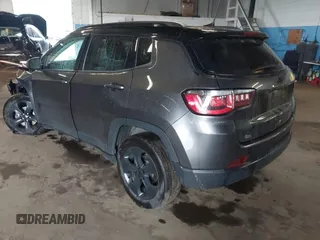 2021 Jeep Compass Latitude z VIN 3C4NJDBB3MT526057, wystawiony jako IAAI lot #42186267 z przebiegiem 32 393 mil mil oraz . Historia ofert i sprzedaży dostępna na DreamBid. Obrazek 3.