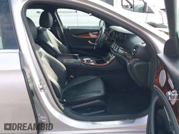 2019 Mercedes-Benz E 450 with VIN WDDZH6JB7KA520993, listed as a IAAI auction lot 40525935 with Not provided miles and . Bid and sale history available at DreamBid. Image 5.