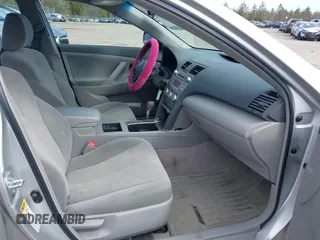 2008 Toyota Camry LE z VIN 4T1BK46K38U071616, wystawiony jako IAAI lot #41927946 z przebiegiem 88 162 mil mil oraz . Historia ofert i sprzedaży dostępna na DreamBid. Obrazek 5.