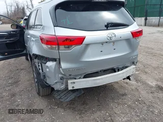 2019 Toyota Highlander SE z VIN 5TDJZRFH8KS727883, wystawiony jako IAAI lot #41882956 z przebiegiem 56 043 mil mil oraz . Historia ofert i sprzedaży dostępna na DreamBid. Obrazek 20.