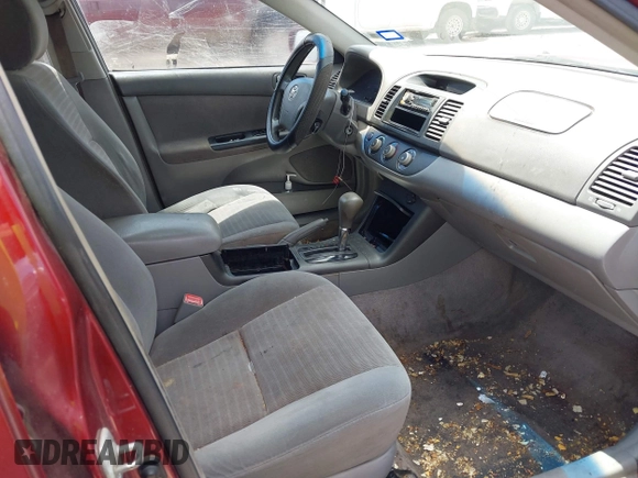 2005 Toyota Camry STD z VIN 4T1BE32K75U021742, wystawiony jako IAAI lot #42525204 z przebiegiem 235 645 mil mil oraz . Historia ofert i sprzedaży dostępna na DreamBid. Obrazek 5.