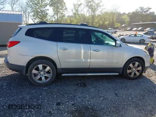 2011 Chevrolet Traverse 1LT z VIN 1GNKRGED8BJ378252, wystawiony jako IAAI lot #42055050 z przebiegiem 232 840 mil mil oraz . Historia ofert i sprzedaży dostępna na DreamBid. Obrazek 13.