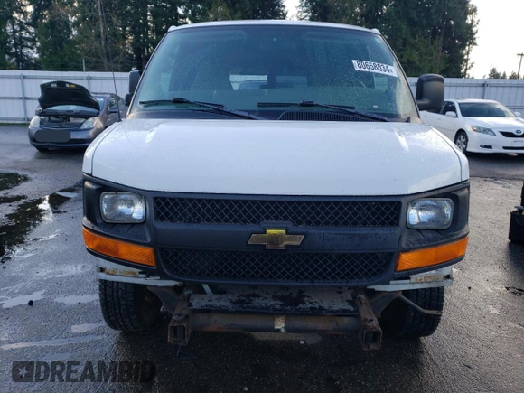 2005 Chevrolet Express Passenger with VIN 1GAHG35U551121466, listed as a Copart auction lot 80658034 with 84,598 mi miles and Salvage title. Bid and sale history available at DreamBid. Image 5.