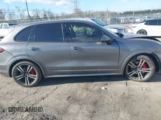 2014 Porsche Cayenne GTS z VIN WP1AD2A27ELA75187, wystawiony jako IAAI lot #41685987 z przebiegiem 77 962 mil mil oraz . Historia ofert i sprzedaży dostępna na DreamBid. Obrazek 14.
