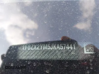 2018 Ford Transit Passenger XL z VIN 1FBZX2YM5JKA57441, wystawiony jako IAAI lot #41257346 z przebiegiem 71 702 mil mil oraz . Historia ofert i sprzedaży dostępna na DreamBid. Obrazek 9.