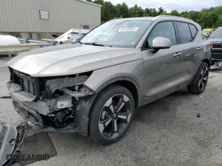2022 Volvo XC40 Momentum with VIN YV4162UK7N2740096, listed as a Copart auction lot 65443083 with 18,157 mi miles. Bid and sale history available at carsss.com. Image 1.