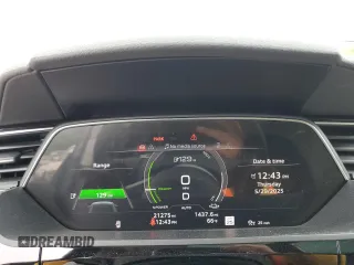 2022 Audi e-tron Sportback S line Premium Plus z VIN WA12AAGE7NB007093, wystawiony jako Copart lot #57248545 z przebiegiem 21 275 mil mil oraz Szkoda całkowita • Salvage title. Historia ofert i sprzedaży dostępna na DreamBid. Obrazek 9.