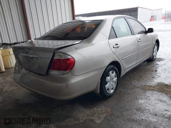 2005 Toyota Camry STD z VIN 4T1BE32K45U385259, wystawiony jako IAAI lot #42153790 z przebiegiem 184 204 mil mil oraz . Historia ofert i sprzedaży dostępna na DreamBid. Obrazek 4.