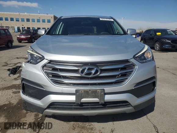 2018 Hyundai Santa Fe 2.4L z VIN 5XYZTDLB7JG572441, wystawiony jako Copart lot #52810145 z przebiegiem 106 578 mil mil oraz Szkoda całkowita • Salvage title. Historia ofert i sprzedaży dostępna na DreamBid. Obrazek 5.