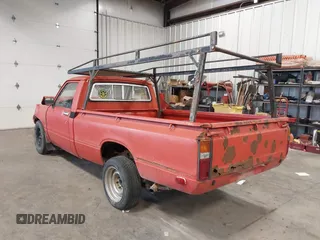 1983 Toyota Pickup z VIN JT4RN44R8D1137485, wystawiony jako IAAI lot #41741970 z przebiegiem 328 446 mil mil oraz . Historia ofert i sprzedaży dostępna na DreamBid. Obrazek 3.