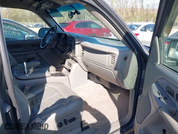 2000 Chevrolet Silverado 2500 LT with VIN 1GCGK29U0YE331086, listed as a IAAI auction lot 41973282 with 137,999 mi miles. Bid and sale history available at carsss.com. Image 5.