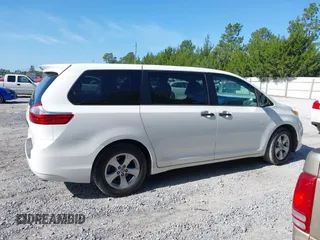 2016 Toyota Sienna L z VIN 5TDZK3DC7GS735427, wystawiony jako IAAI lot #42333624 z przebiegiem 82 599 mil mil oraz . Historia ofert i sprzedaży dostępna na DreamBid. Obrazek 13.
