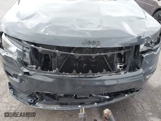 2018 Jeep Grand Cherokee Laredo E with VIN 1C4RJFAG0JC267822, listed as a IAAI auction lot 40876905 with 136,491 mi miles. Bid and sale history available at carsss.com. Image 6.