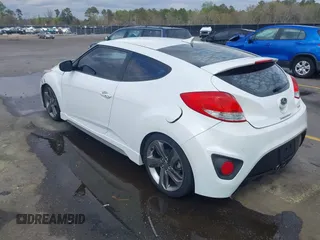 2013 Hyundai Veloster Turbo z VIN KMHTC6AE6DU112233, wystawiony jako IAAI lot #41869164 z przebiegiem 151 091 mil mil oraz . Historia ofert i sprzedaży dostępna na DreamBid. Obrazek 3.