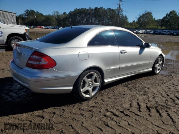 2005 Mercedes-Benz CLK 500 z VIN WDBTJ75J05F139522, wystawiony jako Copart lot #80596524 z przebiegiem 95 997 mil mil oraz Szkody całkowita. Historia ofert i sprzedaży dostępna na DreamBid. Obrazek 3.