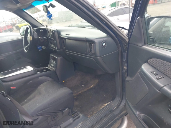 2002 Chevrolet Avalanche with VIN 3GNEK13T62G127112, listed as a IAAI auction lot 41817568 with 180,672 mi miles. Bid and sale history available at carsss.com. Image 5.