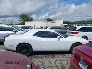 2017 Dodge Challenger SXT z VIN 2C3CDZAG7HH633821, wystawiony jako IAAI lot #42242378 z przebiegiem 97 492 mil mil oraz . Historia ofert i sprzedaży dostępna na DreamBid. Obrazek 13.