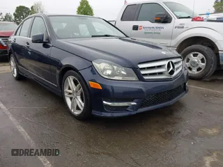 2013 Mercedes-Benz C 300 Sport z VIN WDDGF8AB7DR264500, wystawiony jako IAAI lot #41943477 z przebiegiem 125 547 mil mil oraz . Historia ofert i sprzedaży dostępna na DreamBid. Obrazek 1.