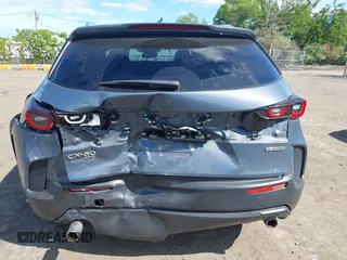 2024 Mazda CX-50 S Premium z VIN 7MMVABDM7RN160582, wystawiony jako IAAI lot #42312189 z przebiegiem 43 210 mil mil oraz . Historia ofert i sprzedaży dostępna na DreamBid. Obrazek 6.