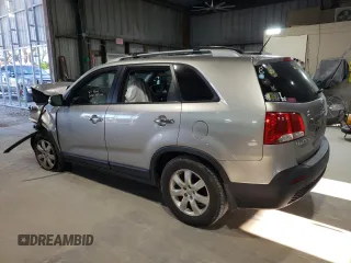 2013 Kia Sorento LX z VIN 5XYKT3A62DG348239, wystawiony jako Copart lot #52022165 z przebiegiem Nie podano mil oraz Szkoda całkowita • Salvage title. Historia ofert i sprzedaży dostępna na DreamBid. Obrazek 2.