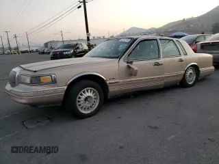 1997 Lincoln Town Car Signature z VIN 1LNLM82W2VY633508, wystawiony jako Copart lot #82912754 z przebiegiem Nie podano mil oraz Szkody całkowita. Historia ofert i sprzedaży dostępna na DreamBid. Obrazek 1.