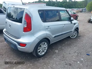 2013 Kia Soul + z VIN KNDJT2A66D7525412, wystawiony jako IAAI lot #42177636 z przebiegiem 67 310 mil mil oraz . Historia ofert i sprzedaży dostępna na DreamBid. Obrazek 4.