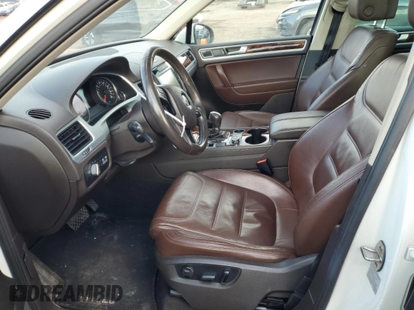 2012 Volkswagen Touareg Sport z VIN WVGFK9BP6CD002427, wystawiony jako Copart lot #42576335 z przebiegiem 167 936 mil mil oraz Szkoda całkowita • Salvage title. Historia ofert i sprzedaży dostępna na DreamBid. Obrazek 7.